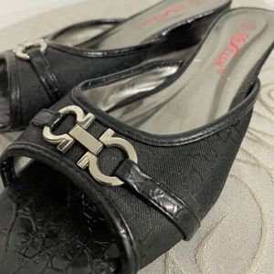 Black sandals with silver Ferragamo like buckle Sz.8